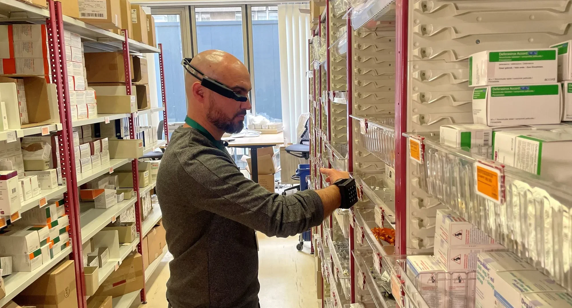 Blaise Delhauteur, responsable du chef de pharmacie, en pleine action