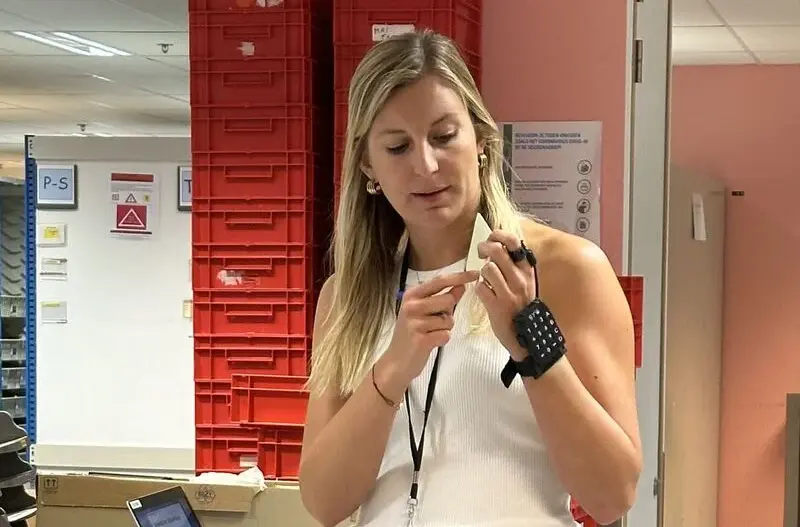 Pharmacienne présentant aRdent ScanPad pour l'inventaire