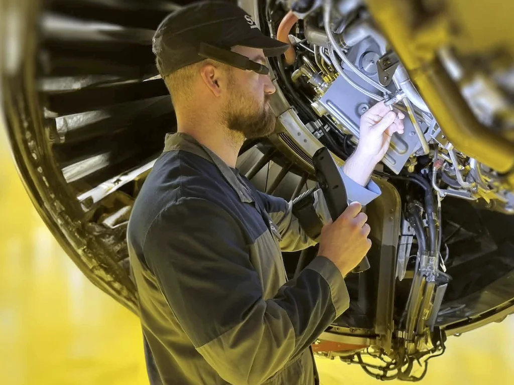 Opérateur contrôlant un moteur